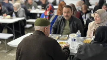 Freitags und samstags gibt es in unserer Moschee ein Iftar-Essen.
